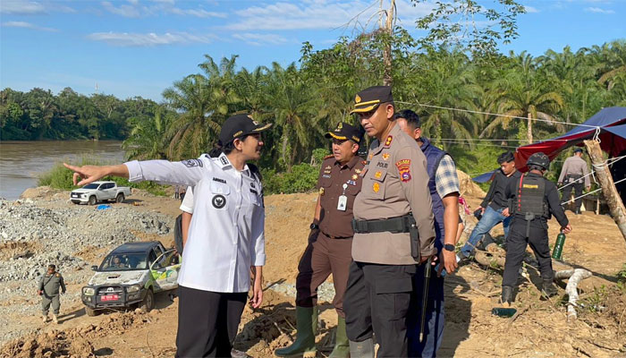 Kapolres bersama Bupati Annisa Pimpin Langsung Penertiban PETI di Dharmasraya 1 Kapolres bersama Bupati Annisa Pimpin Langsung Penertiban PETI di Dharmasraya