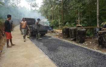 Aspal Mulai Terhampar, Harapan Warga Krangean akan Jalan Layak Kini Menjadi Nyata 4 Pengaspalan jalan TMMD ke-128 di Desa Krangean