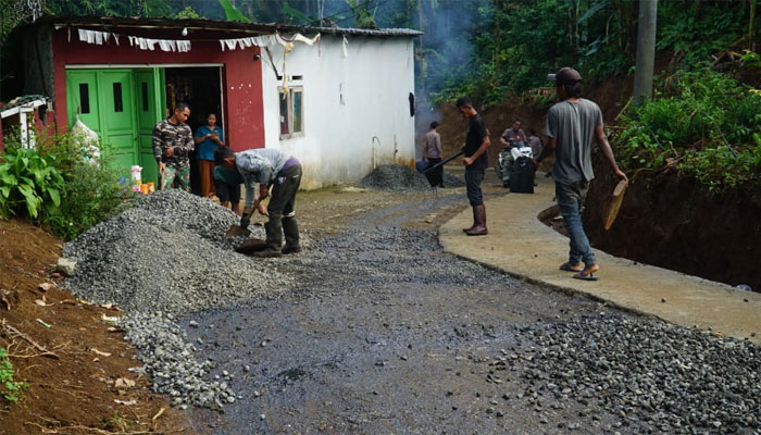 TMMD ke-128: Sentuhan Cairan Aspal Ubah Wajah Jalan Desa Krangean 1 Pengaspalan jalan TMMD ke-128 di Desa Krangean