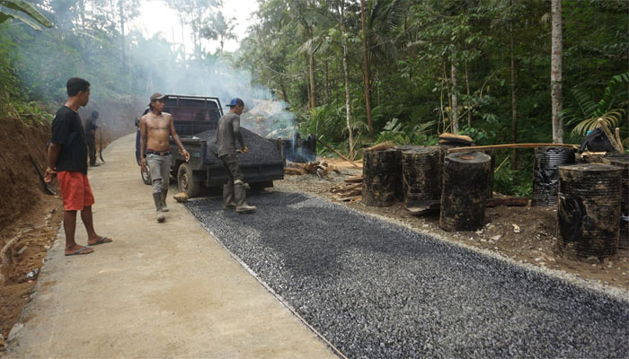 Pengaspalan jalan TMMD ke-128 di Desa Krangean
