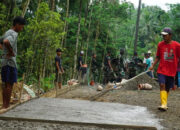 Papan Kayu dan Sapu Lidi Warnai Kekompakan Warga dan Satgas TMMD ke-128 di Lokasi Pengecoran