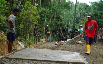 Papan Kayu dan Sapu Lidi Warnai Kekompakan Warga dan Satgas TMMD ke-128 di Lokasi Pengecoran