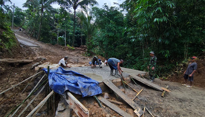 Pengecoran Jembatan di Dusun Batur dalam TMMD ke-128