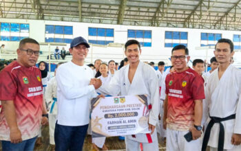 Bupati Jon Firman Pandu serahkan penghargaan prestasi sebesar Rp2 juta kepada atlet karate FORKI Kabupaten Solok, Farhan Al-Amin, atas keberhasilannya meraih Juara I pada Kejuaraan Nasional Piala Ketua Umum PB FORKI Tahun 2026 yang digelar di Bandung