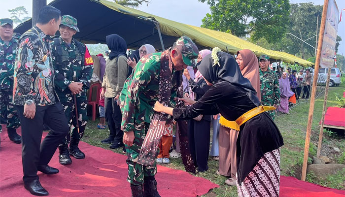 Kedatangan Irdam IV Diponegoro, Brigjen TNI Denny Marantika mendapat sambutan hangat di penutupan TMMD Reguler ke-128 Kodim 0702 Purbalingga