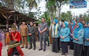 Penyambutan Tim Penilai Dasawisma Berprestasi tingkat Provinsi Sumatera Barat yang melakukan penilaian dan verifikasi lapangan ke Kelompok Dasawisma Jahe Merah 7, Nagari Tanjung, Kecamatan Koto VII, Kabupaten Sijunjung