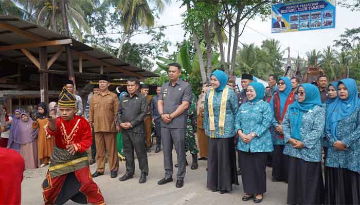 Penyambutan Tim Penilai Dasawisma Berprestasi tingkat Provinsi Sumatera Barat yang melakukan penilaian dan verifikasi lapangan ke Kelompok Dasawisma Jahe Merah 7, Nagari Tanjung, Kecamatan Koto VII, Kabupaten Sijunjung