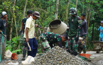 Satgas TMMD ke-128 bersama Warga kebut persiapan cor jalan Desa Krangean