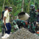 Semangat Hari ke-25 TMMD ke-128, Satgas dan Warga Kebutan Persiapan Cor Jalan Desa Krangean