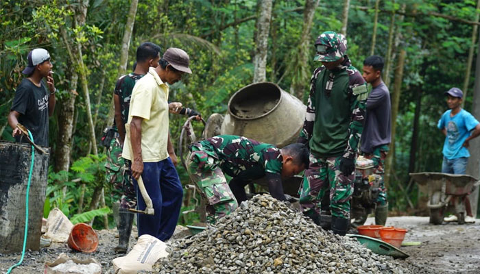 Satgas TMMD ke-128 bersama Warga kebut persiapan cor jalan Desa Krangean