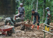 Satgas TMMD ke-128 dan Warga Desa Krangean lakukan persiapan pengecoran jalan