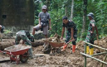 Satgas TMMD ke-128 dan Warga Desa Krangean lakukan persiapan pengecoran jalan