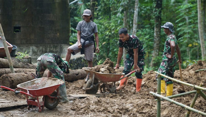 Satgas TMMD ke-128 dan Warga Desa Krangean lakukan persiapan pengecoran jalan