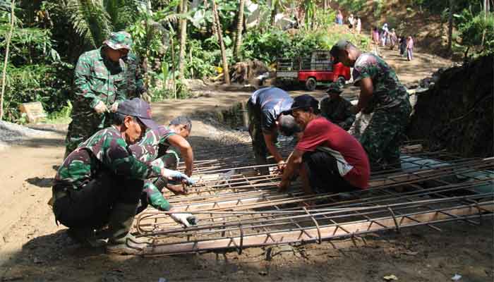 Satgas bersama warga merangkai besi untuk kokohkan cor jembatan TMMD ke-128 di Desa Krangean