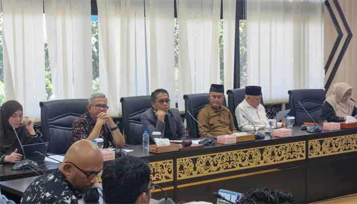 Rapat Dengar Pendapat (RDP) DPRD Sumbar bersama Konfederasi Serikat Pekerja Seluruh Indonesia (KSPSI), aliansi mahasiswa, dan Aliansi Cipayung Padang terkait persoalan tenaga kerja dan buruh