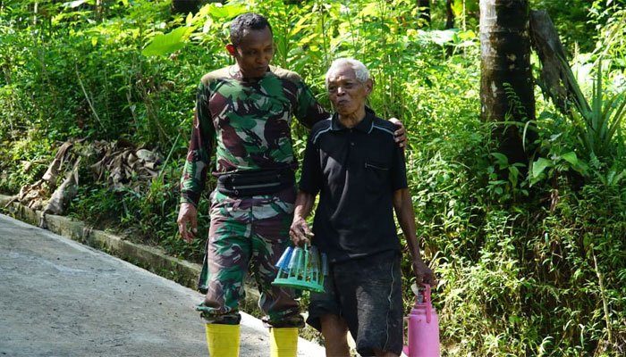 Rusman bersama Satgas TMMD ke-128 di Desa Krangean