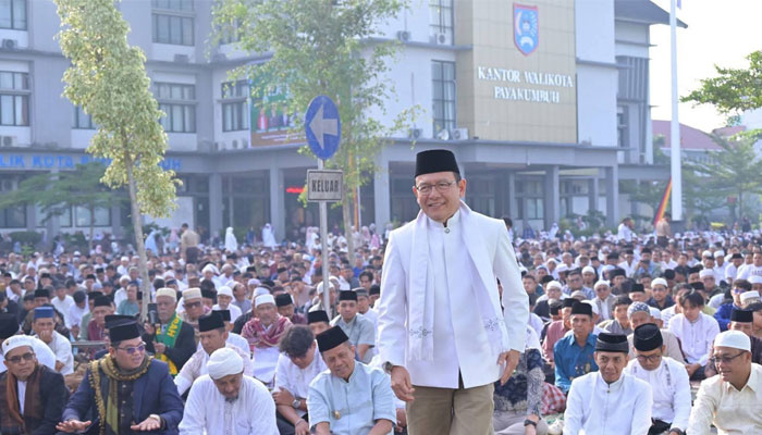 Wako Zulmaeta dalam Salat Idul Adha 1447 Hijriah di halaman Balai Kota Payakumbuh