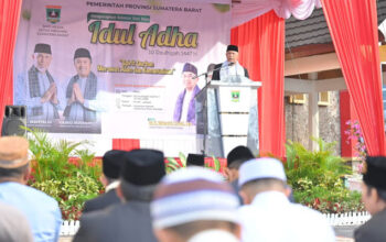 Gubernur Mahyeldi sampaikan sambutan dalam Shalat Idul Adha 1447 Hijriah/2026 M bersama ribuan masyarakat di halaman Kantor Gubernur Sumbar