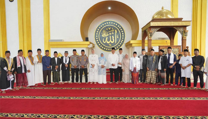 Bupati dan Wabup Dharmasraya Salat Idul Adha 1447 H di Masjid Agung 1 Bupati dan Wabup Dharmasraya Salat Idul Adha 1447 H di Masjid Agung