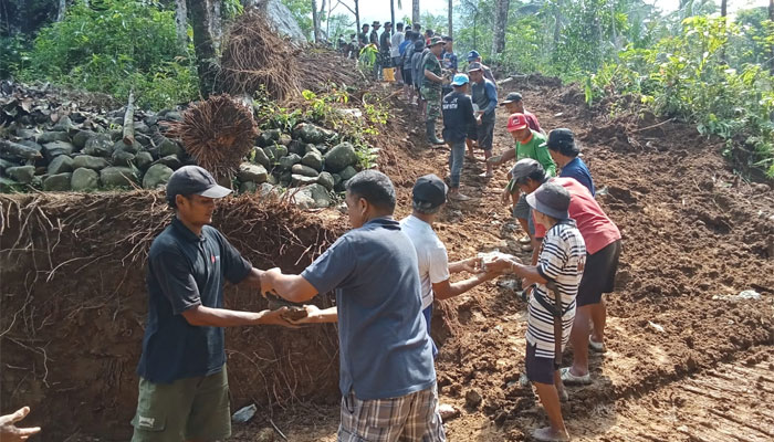 Dari Tanah Berlumpur Desa Krangean, TMMD ke-128 Kodim Purbalingga Menenun Jalan Harapan