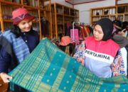Ekonomi Kreatif Berkelanjutan, Pertamina Patra Niaga Regional Sumbagut Dukung Sakkamadeha Kembangkan Tenun Ulos