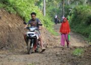 Yono melewati Jalan Dusun Batur yang mulai dibangun dalam TMMD ke-128