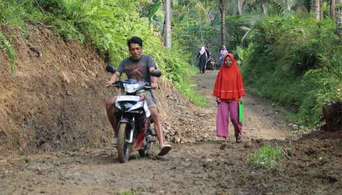 Yono melewati Jalan Dusun Batur yang mulai dibangun dalam TMMD ke-128