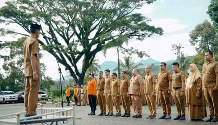 Wakil Bupati Yulian Efi tegaskan pentingnya optimalisasi pelaksanaan tugas pemerintahan dalam Apel Gabungan ASN Pemerintah Kabupaten Solok Selatan
