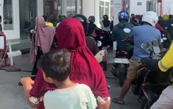 Antrean pengisian BBM di salah satu SPBU Kota Padang