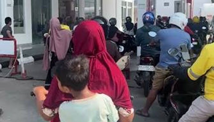 Atasi Antrean BBM, Gubernur Sumbar Instruksikan Pembentukan Satgas Pengawasan 1 Antrean pengisian BBM di salah satu SPBU Kota Padang