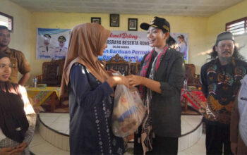 Bupati Dharmasraya Serahkan Bantuan Permakanan untuk Ibu Hamil dan Menyusui Tahap II di Timpeh