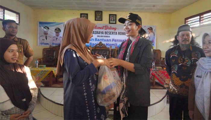 Bupati Dharmasraya Serahkan Bantuan Permakanan untuk Ibu Hamil dan Menyusui Tahap II di Timpeh