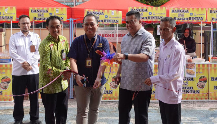 Sekda Bintan, Ronny Kartika membuka Bazar dan Pasar Murah peringatan Hari Kewirausahaan Nasional 2026