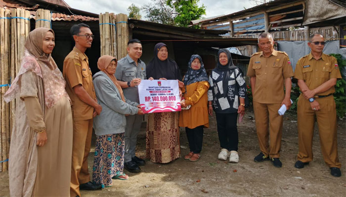 Wakil Ketua DPRD Bukittinggi Beny Yusrial Salurkan Pokir untuk Perbaikan 4 RTLH 1 Wakil Ketua DPRD Bukittinggi Beny Yusrial Salurkan Pokir untuk Perbaikan 4 RTLH di 3 kelurahan