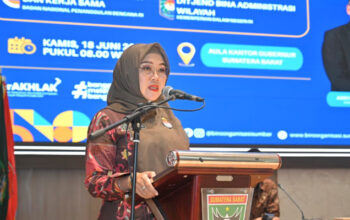 Plh. Asisten Administrasi Umum Setdaprov Sumbar, Dina Febrianti, saat membuka Rapat Koordinasi Penguatan Kelembagaan BPBD Kabupaten/Kota