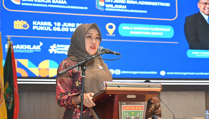 Pemprov Sumbar Dorong Percepatan Penataan Kelembagaan BPBD di Daerah sesuai Permendagri 1 Plh. Asisten Administrasi Umum Setdaprov Sumbar, Dina Febrianti, saat membuka Rapat Koordinasi Penguatan Kelembagaan BPBD Kabupaten/Kota