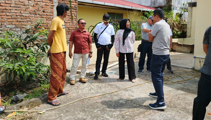 Anggota DPRD Bukittinggi Elfianis Serahkan Pokir Perbaikan Drainase Pasar Pagi Puhun Tembok 1 Anggota DPRD Bukittinggi Elfianis Serahkan Pokir Perbaikan Drainase Pasar Pagi Puhun Tembok
