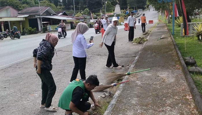 Bunda Lingkungan Hidup Kabupaten Solok Ajak Masyarakat Perkuat Budaya Gotong Royong dan Biasakan Kelola Sampah Rumah Tangga 1 Gotong Royong Massal dan Edukasi Pengelolaan Sampah Rumah Tangga yang digelar bersama Dinas Lingkungan Hidup Kabupaten Solok di kawasan perkantoran Arosuka