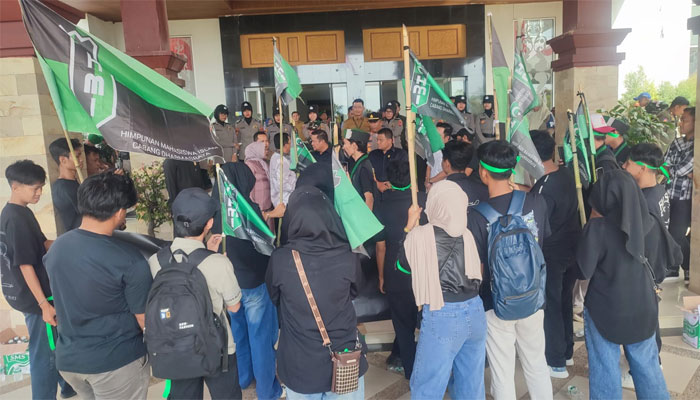 HMI Geruduk DPRD Dharmasraya
