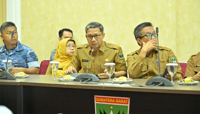 Pemprov Sumbar Perkuat Pengendalian Distribusi BBM Subsidi Hingga ke Daerah 1 Kepala Dinas Energi dan Sumber Daya Mineral (ESDM) Sumbar, Helmi Herianto sebutkan enam rekomendasi Pengendalian Distribusi BBM Subsidi