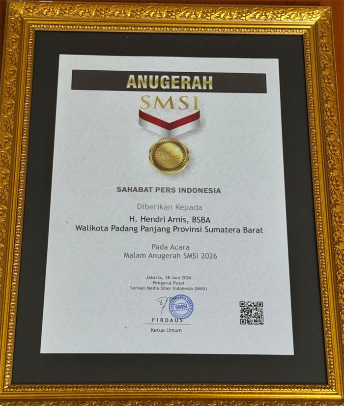 Wali Kota Padang Panjang Hendri Arnis Raih Penghargaan Sahabat Pers Indonesia dari SMSI 2 Wali Kota Padang Panjang, Hendri Arnis raih Penghargaan Sahabat Pers Indonesia dari SMSI