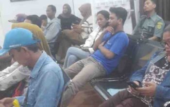 Pengurusan Kartu Keluarga Lambat, Warga Sorot Kinerja Disdukcapil Kota Tanjungpinang 3 Antrean warga mengurus data kependudukan di Disdukcapil Kota Tanjungpinang, Kepri