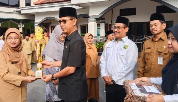 ‎Kadiknas Kabupaten Blitar Serahkan Penghargaan kepada Guru PAI Berprestasi Tingkat Jawa Timur