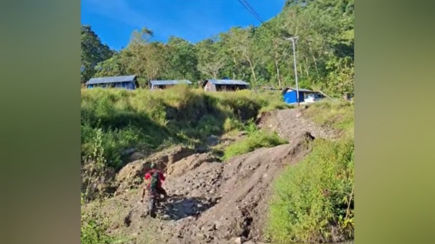 Dijuluki “Jalan Neraka” di NTT, Ini Penyebabnya! 1 Jalan neraka 1