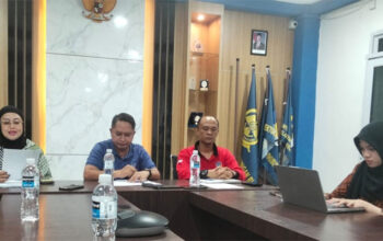 KSOP Tanjungpinang Tegaskan Batas Kewenangan: Tidak Bertanggung Jawab Atas Pemeriksaan Dokumen Barang Impor 3 Plt Kepala KSOP Tanjungpinang, Rifki didampingi jajaran menyampaikan klarifikasi dugaan peredaran bawang merah tanpa dokumen di Pelabuhan Sri Payung Tanjungpinang