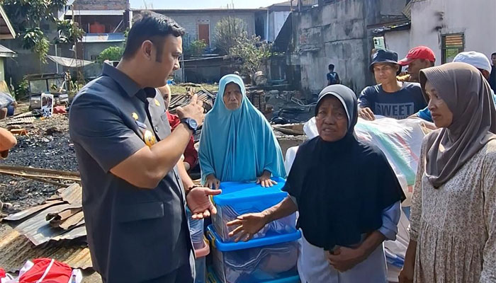 Bupati Sijunjung Salurkan Bantuan kepada Korban Kebakaran di Jorong Tapi Balai Nagari Padang Sibusuk 1 Bupati Sijunjung, Benny Dwifa Yuswir meninjau lokasi kebakaran di Jorong Tapi Balai Nagari Padang Sibusuk
