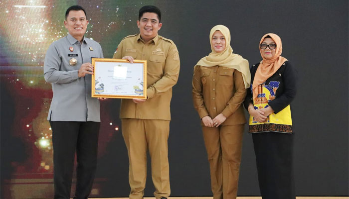 Kemenkum Kepri Berikan Piagam ke Bupati Bintan atas penetapan Desa Wisata Pengudang Jadi Kawasan Berbasis Kekayaan Intelektual