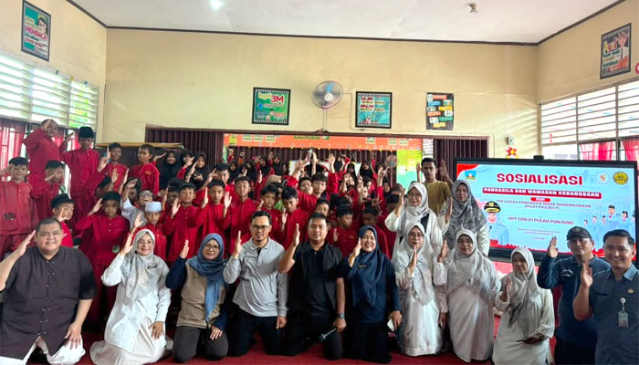 Perkuat Karakter Generasi Muda, Kesbangpol Dharmasraya Bentuk Garda Pancasila Muda 1 Bidang Kesatuan Bangsa Kesbangpol Dharmasraya melaksanakan program “Garda Pancasila Muda Goes to School” di SD Negeri 01 Pulau Punjung