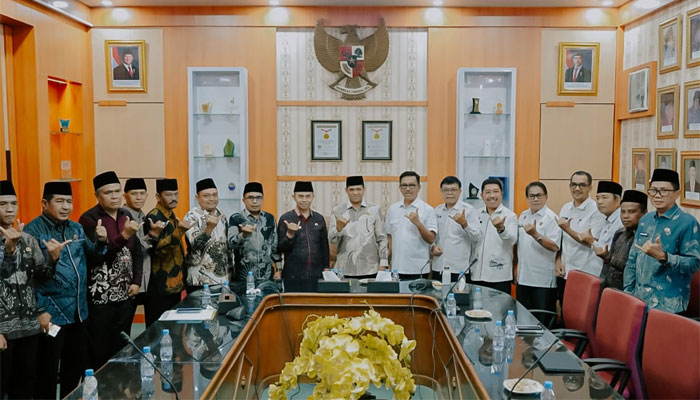Pemkab Solok Selatan Upayakan Sekolah Gratis bagi Siswa MAN 1 Bupati Solok Selatan, H. Khairunas audiensi dengan Kepala Kantor Wilayah Kementerian Agama Sumatera Barat di Padang