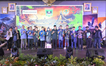Gubernur Mahyeldi bersama finalis Lomba Video dan Lagu Pasan Buruang Antar SMA/SMK se-Sumbar Tahun 2026